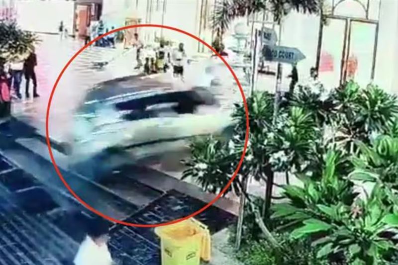 Hapur Car Accident: होटल में गर्लफ्रेंड का जन्मदिन मनाने पहुंचा प्रेमी, खाना खाकर बाहर निकलते ही झपट पड़ी मौत