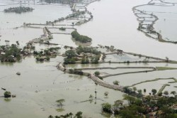 Rajasthan: यहां आफत बनकर बरसती है बारिश, चारों ओर पानी ही पानी से गांव बन जाता
है टापू, ट्यूब पर बैठकर पार करना पड़ता है रास्ता - image