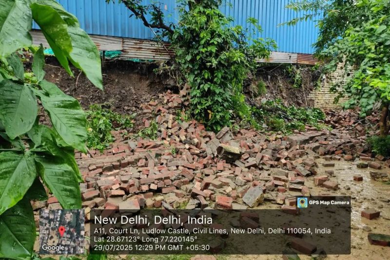 Heavy Rain in Delhi: भीषण बारिश में एलजी आवास के पास दीवार गिरी, मां-बेटे की मौत, IMD का रेड अलर्ट