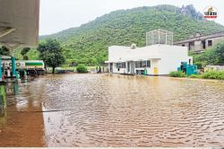 Dausa Heavy Rain: मूसलाधार बारिश के चलते दुकानों व मकानों में घुसा पानी, एनिकट
पर चली चादर; बहने लगे झरने - image