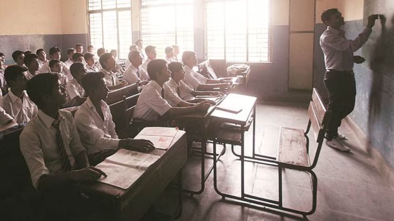 UP TGT-PGT Recruitment: यूपी में जल्द होगी बड़ी शिक्षक भर्ती, एडेड कॉलेजों में
नौकरी के खुलेंगे दरवाजे