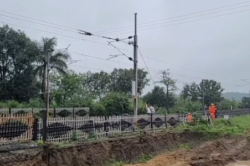 MP में रेलवे ट्रैक पर गिरी केबल, 5 घंटे घंटे तक बाधित रही ट्रेनें, ताप्ती मंदिर
में मनाया गया ‘वर्षा उत्सव’ - image