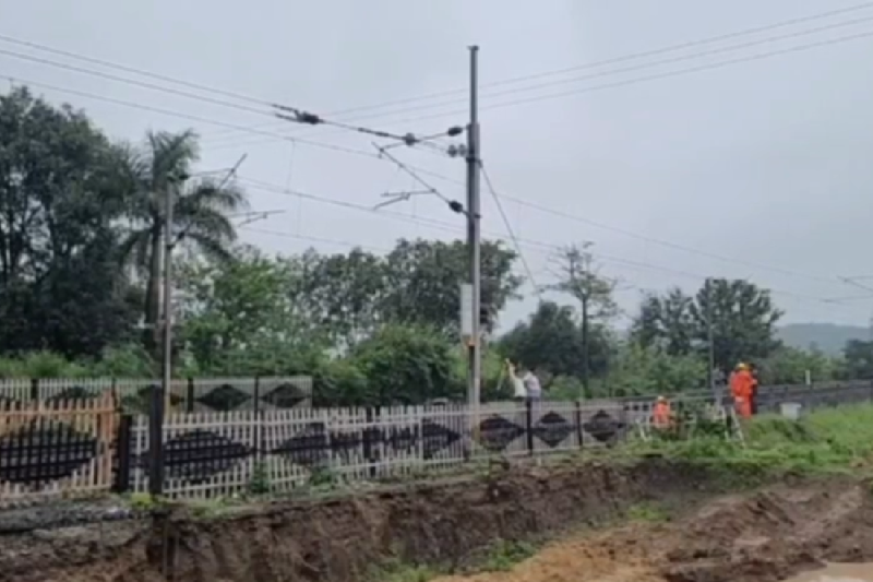 mp heavy rain ohe cable falls on railway track trains stalled betul
