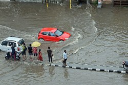 IMD Rain Alert: 12 घंटे में और ताकतवर होगा मानसून, एक साथ 3 बड़े अलर्ट जारी,
ताबड़तोड़ बारिश की चेतावनी - image