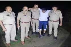 हेड कांस्टेबल की हत्या करने वाले टीचर को पुलिस ने मारी गोली, फायरिंग कर घेरेबंदी
तोड़ा…दोनो पैर में लगी गोली - image