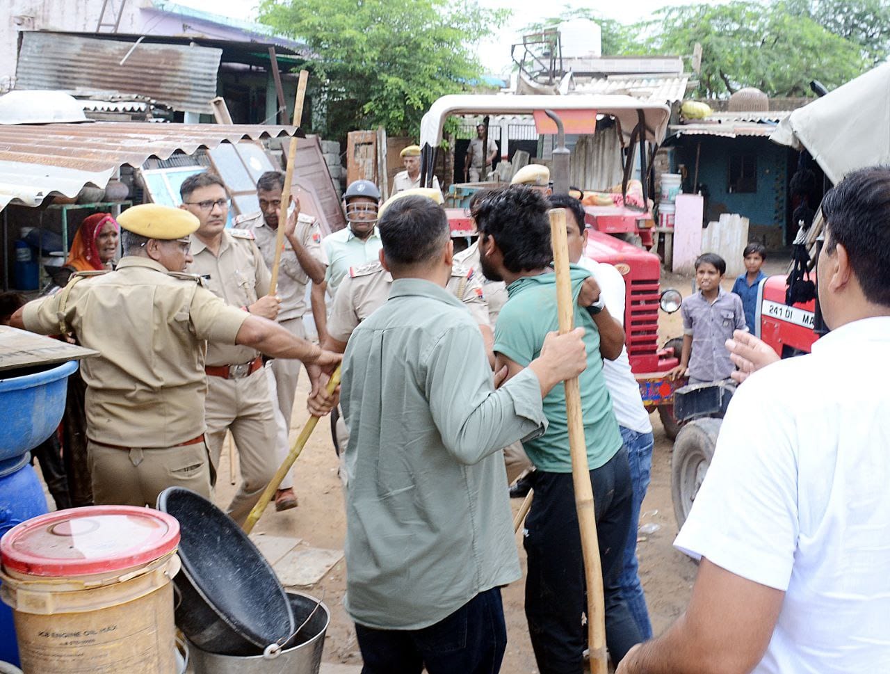 अतिक्रमण हटाने गई वन विभाग की टीम को लोगों ने घेर कर पीटा।