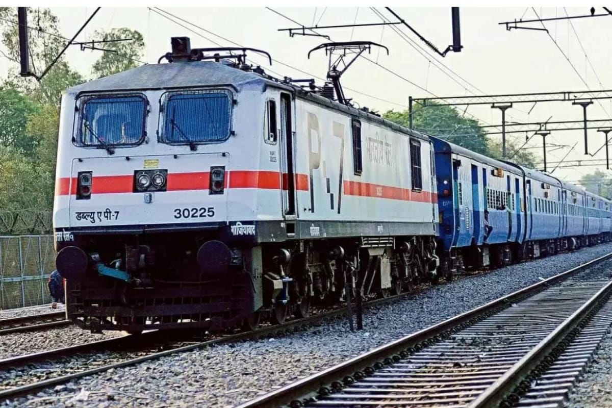 रेलवे स्टेशन ही नहीं…अब ट्रेनों में भी लगेंगे CCTV कैमरे, आसान नहीं होगा अपराध
कर बचना