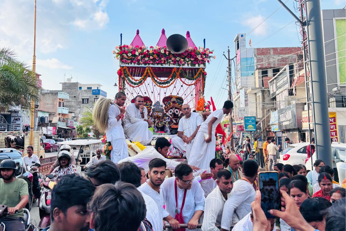 इस्कॉन गोरखपुर द्वारा प्रतिवर्ष की भांति निकाली गई जगन्नाथ रथ यात्रा, भगवान श्री
कृष्ण की विभिन्न लीलाओं की झांकियों ने मोहा मन