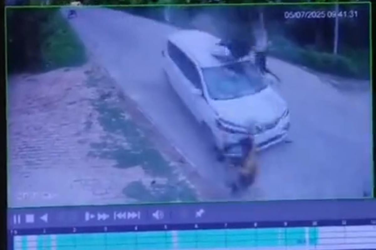 अर्टिगा कार व बाईक की भीषण टक्कर, कई फिट ऊपर उछले बाइक सवार तीन युवक…दुर्घटना के
बाद कार लेकर सवार फरार