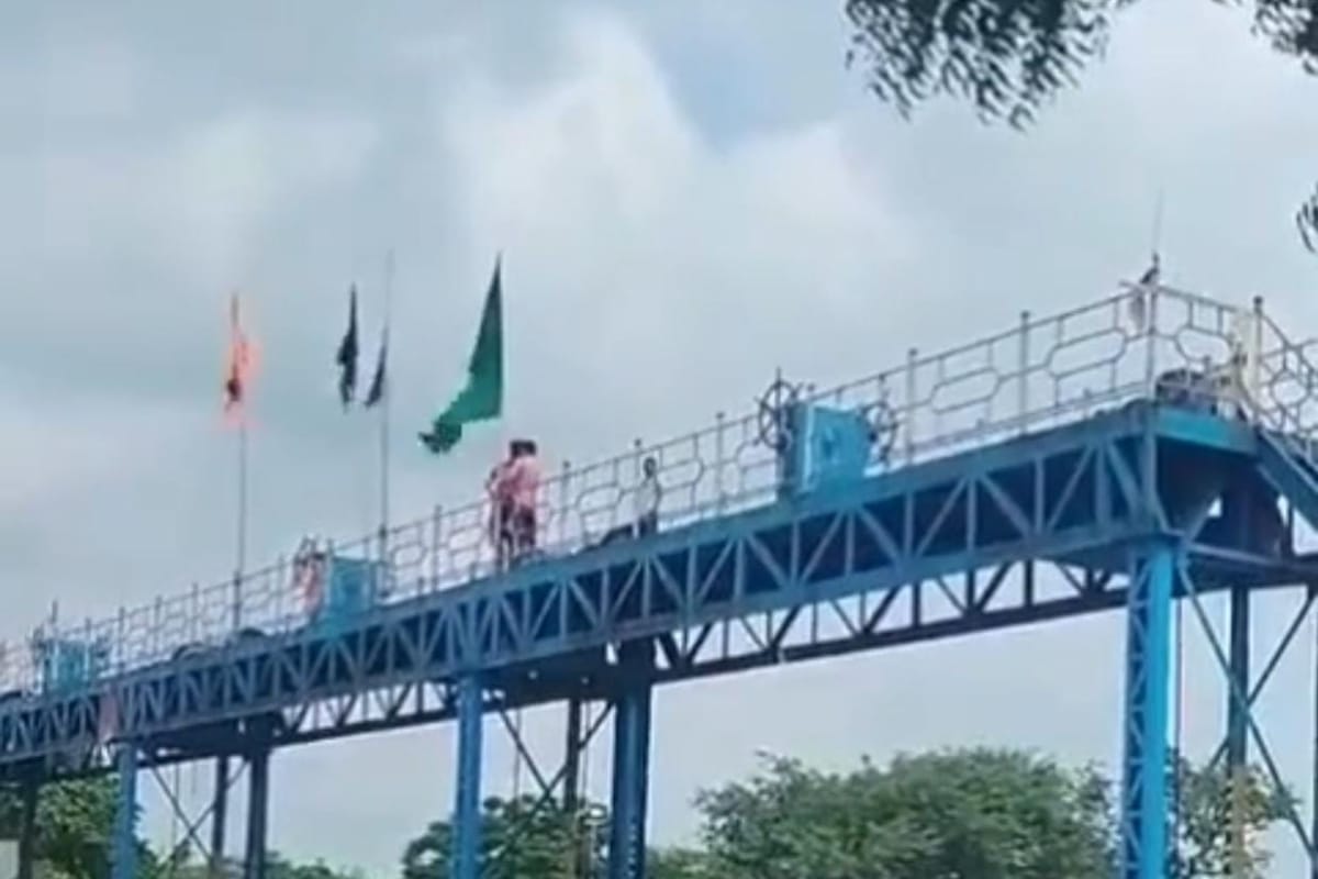 मंदिर के सामने फहराया इस्लामिक झंडा, भड़काऊ गाने और नारे से बढ़ा तनाव, पुलिस ने
संभाला मोर्चा