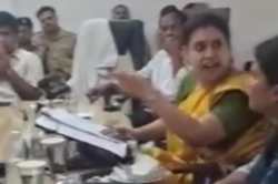 यूपी की इस DM को समाधान दिवस पर क्यों आया गुस्सा… किसे जेल भेजने तक की दे डालीं
धमकी, छाया सन्नाटा - image