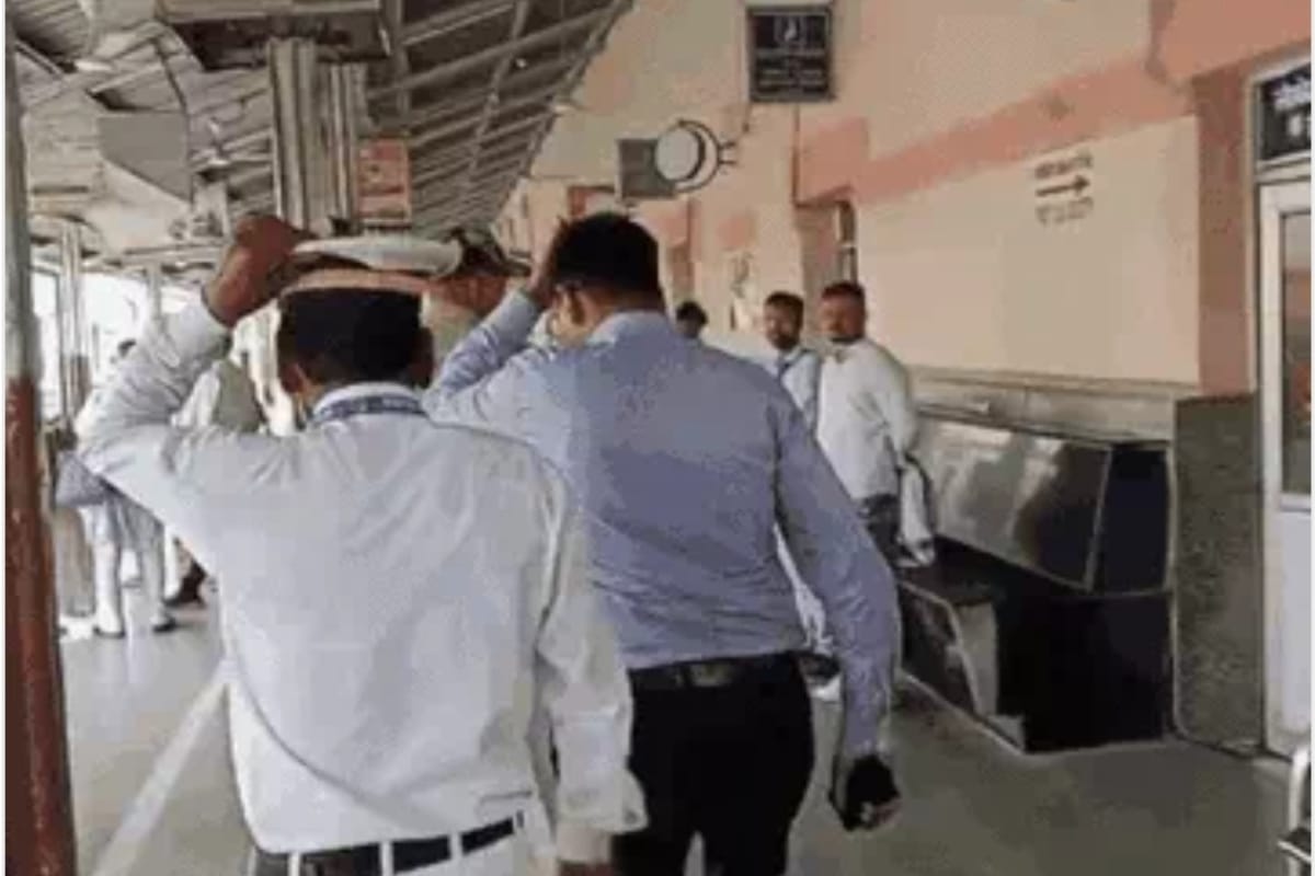 श्रावण मास में लाखों श्रद्धालुओं का संगम बनेगा अयोध्या, DRM लखनऊ द्वारा कैंट और
धाम स्टेशन का किया गया निरीक्षण