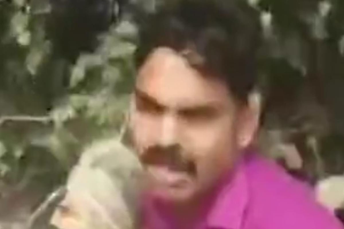 शमशान में कार के अंदर महिला के साथ BJP नेता की रंगरेलियां, भीड़ जुटने पर
अंडरवियर पहने ही महिला के साथ भागा