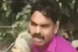 शमशान में कार के अंदर महिला के साथ BJP नेता की रंगरेलियां, भीड़ जुटने पर
अंडरवियर पहने ही महिला के साथ भागा - image