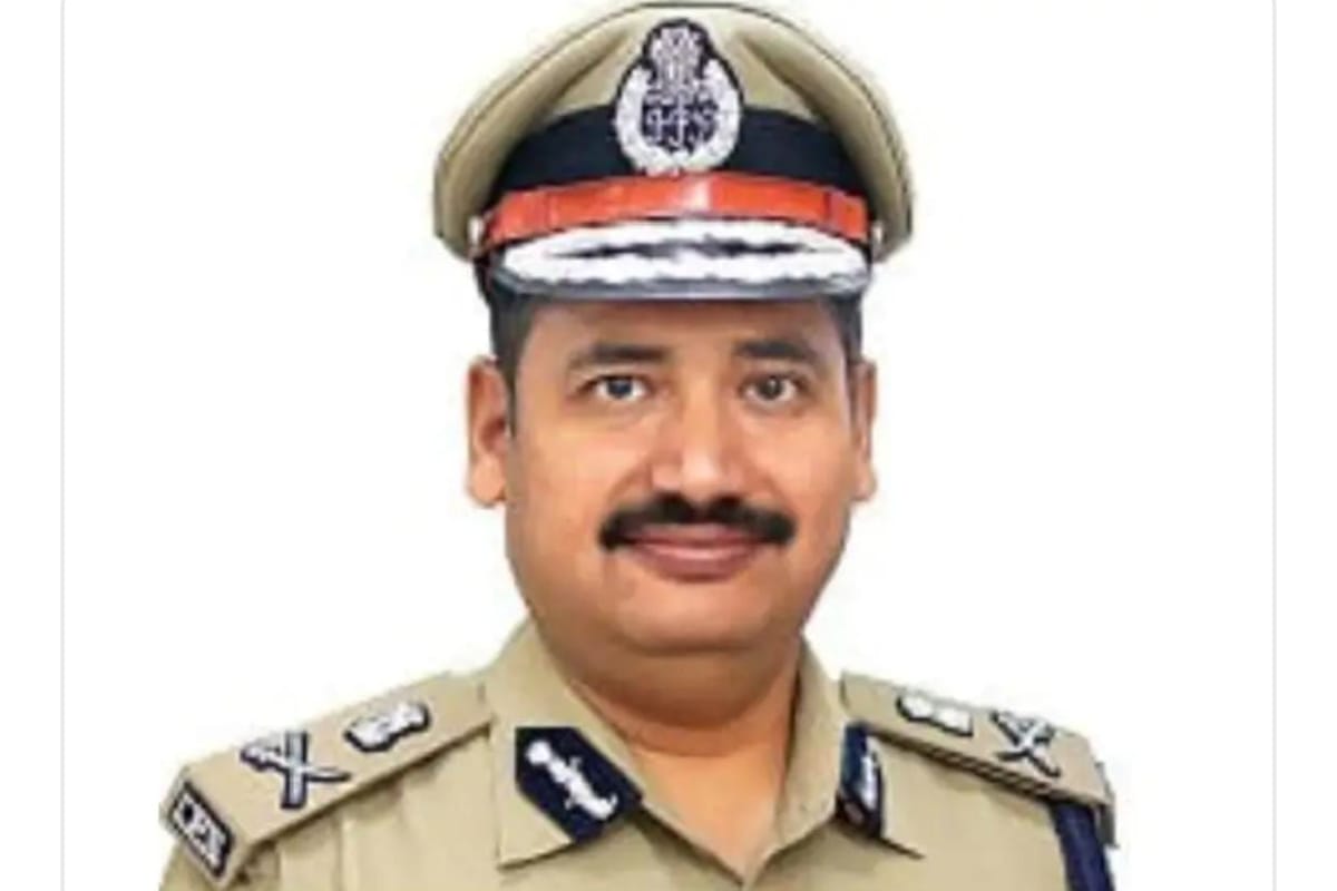 अयोध्या की सुरक्षा व्यवस्था परखने पहुंचे पीएसी के ADG, हनुमानगढ़ी पहुंचकर किए
दर्शन पूजन