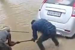 झांसी में भारी बारिश का कहर…नदियां उफनाई, नदी में बही कार…ग्रामीणों ने बचाया - image
