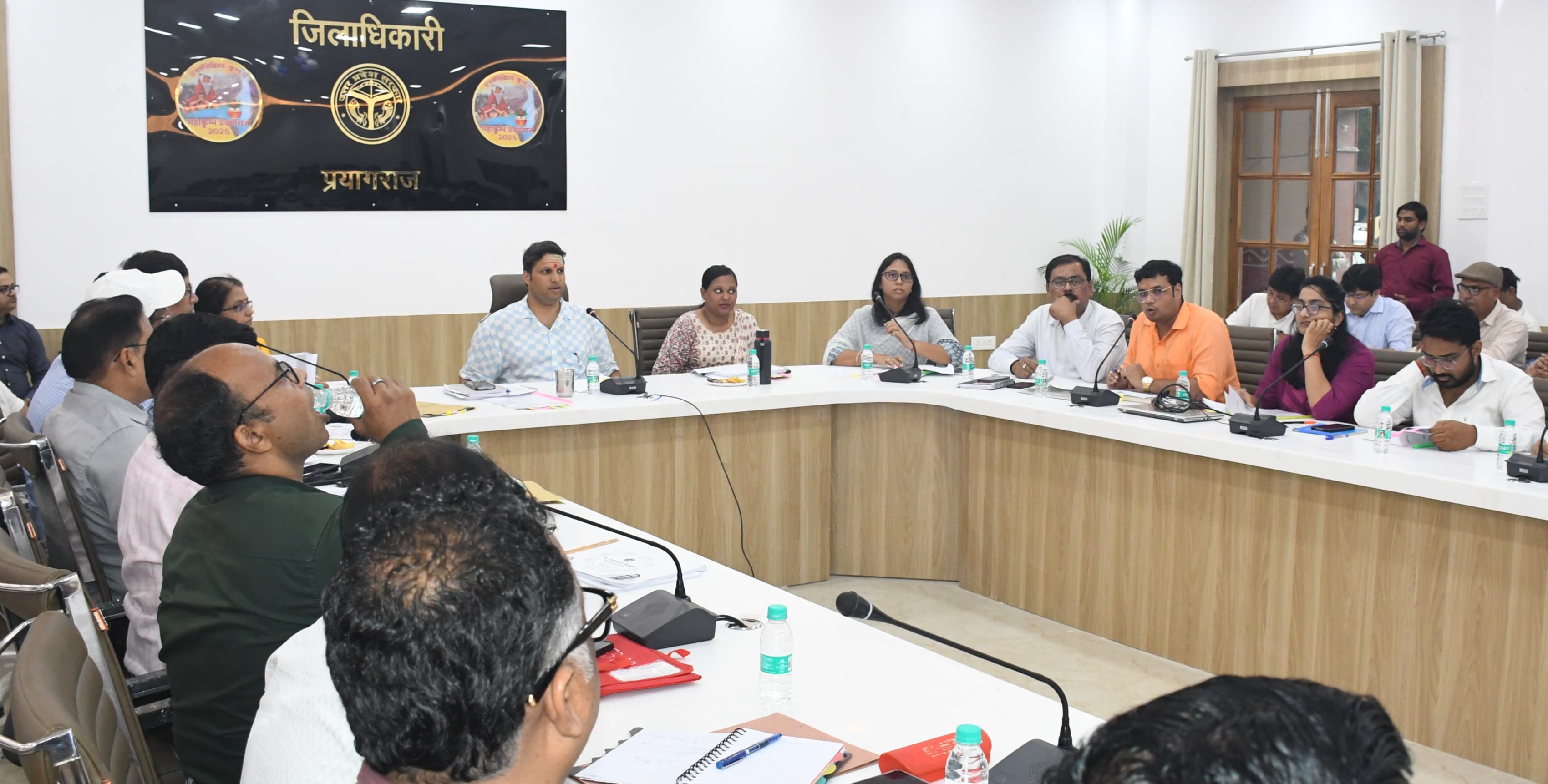 Prayagraj: जिलाधिकारी प्रयागराज ने 6 घंटे तक लगाई अधिकारियों की क्लास, IGRS में
लापरवाही पर आर्थिक दंड और वेतन रोकने के निर्देश