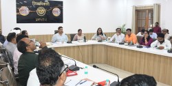 Prayagraj: जिलाधिकारी प्रयागराज ने 6 घंटे तक लगाई अधिकारियों की क्लास, IGRS में
लापरवाही पर आर्थिक दंड और वेतन रोकने के निर्देश - image