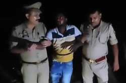 पुलिस मुठभेड़ में पशु तस्कर रियाज उर्फ बिल्ला की दाईं टांग में लगी गोली, पशु
तस्करों के सिंडिकेट का खुलासा - image