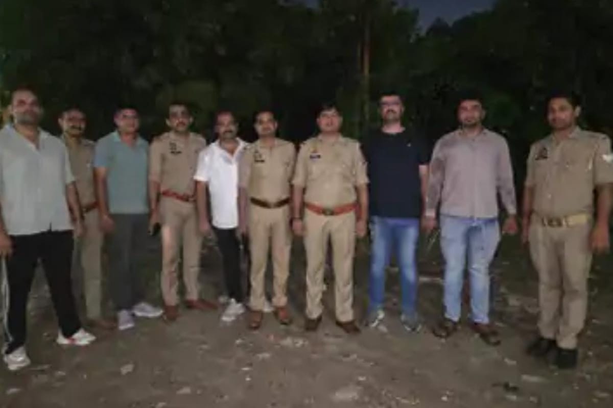 नोएडा एनकाउंटर…घेरेबंदी तोड़ पुलिस पर फायरिंग, जवाबी कारवाई में दो बदमाश घायल