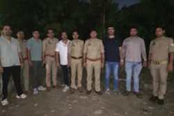 नोएडा एनकाउंटर…घेरेबंदी तोड़ पुलिस पर फायरिंग, जवाबी कारवाई में दो बदमाश घायल - image