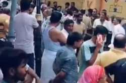 कमरा खोलते ही बदहवास होकर भागा बेटा…अंदर पड़ी थी व्यापारी दंपति की खून से सनी
लाश, पूरे क्षेत्र में हड़कंप - image