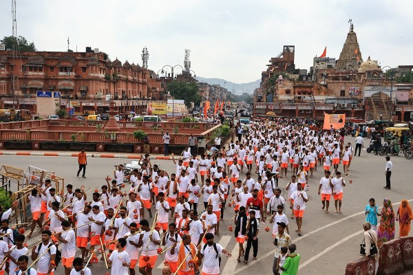 सावन का महीना शुरू होते ही राजधानी जयपुर में कांवड़ यात्राओं की धूम मची है। सावन के महीने में जयपुर के गलता तीर्थ से शहर के विभिन्न मंदिरों के लिए सैकड़ों कांवड़ यात्राएं निकाली जा रही हैं।