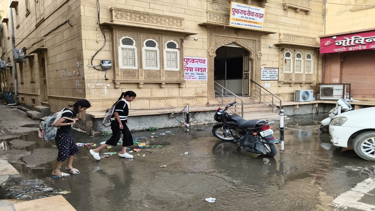 Watch Video: जहा संभल के … यहां ओवरफ्लो का पानी, बन रहा राहगीरों की परेशानी