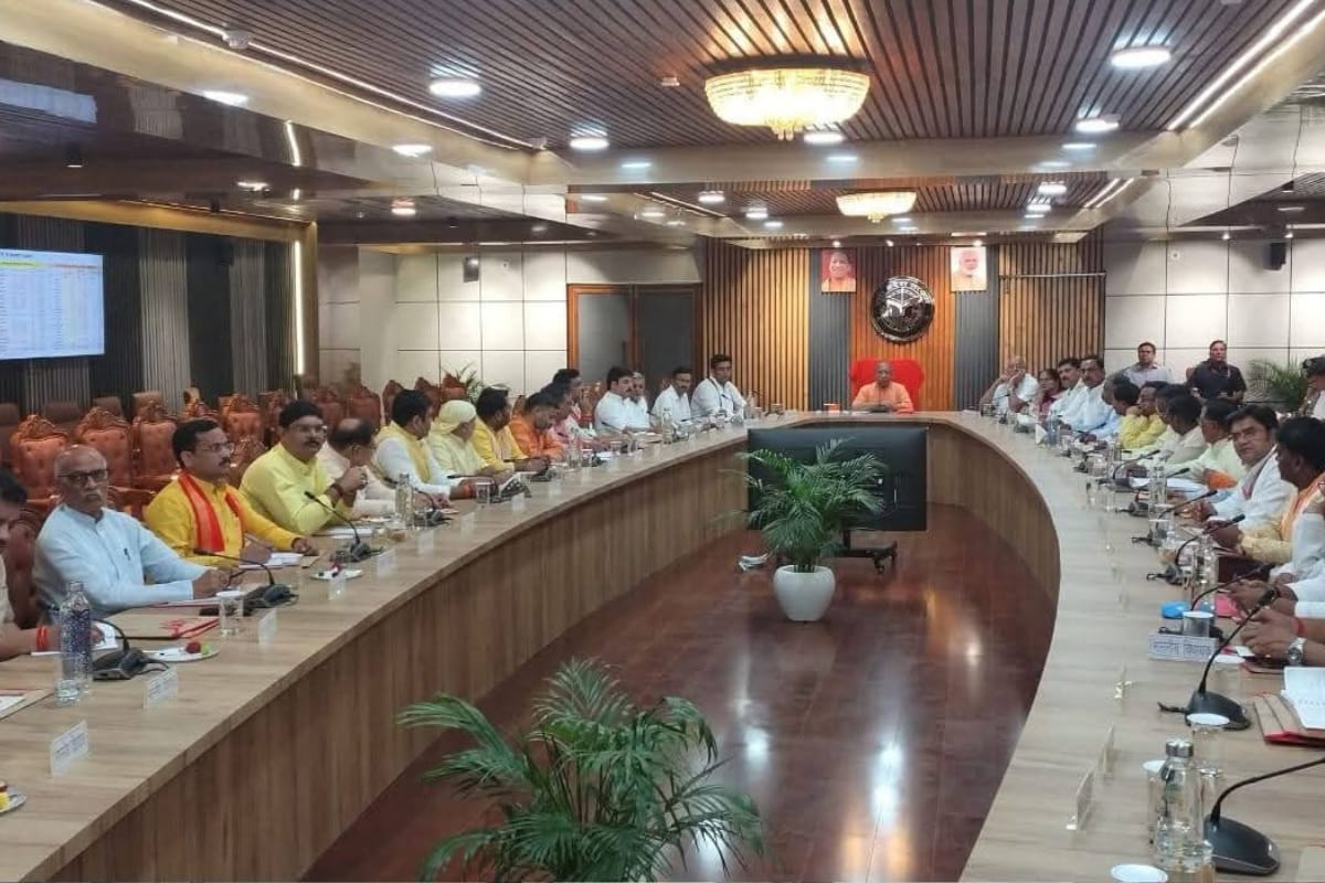 विकास कार्यों की बैठक में सीएम योगी के सख्त तेवर…बैठक में फोन ले जाने तक की रही
पाबंदी