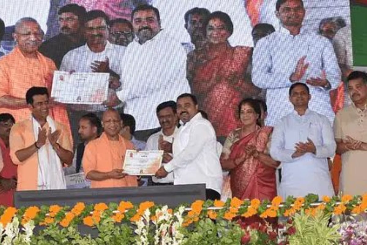 सीएम योगी आदित्यनाथ का गोरखपुर के सांसद रविकिशन पर बड़ा आरोप, दे डाली ये चेतावनी