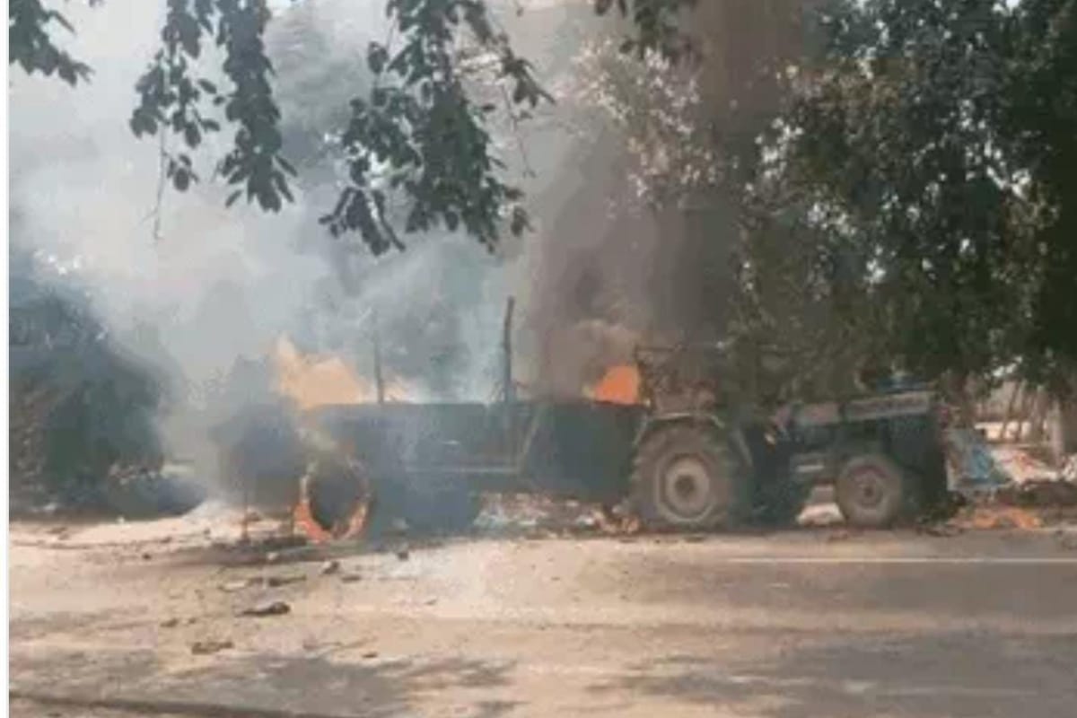 बदायूं में कांवड़ियों ने मचाया जमकर तांडव, दुर्घटना में साथी की मौत पर फूंक दिए
ट्रैक्टर-ट्रॉली और डीजे , PAC कर रही है कैंप