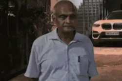 गोरखपुर में डॉक्टर ने बुजुर्ग दंपति पर की कार चढ़ाने की कोशिश…कॉलोनी में दहशत - image