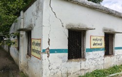 नन्हे सपनों पर भारी पड़ रही प्रयागराज में प्राथमिक विद्यालयों की जमीनी हकीकत, डरा
रहीं जर्जर दीवारें और टूटी छत - image