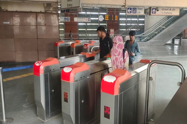 सुबह करीब 7:30 बजे तकनीकी खामी सामने आई, जिससे मानसरोवर से बड़ी चौपड़ रूट पर चलने वाली मेट्रो ट्रेनों का संचालन पूरी तरह से प्रभावित हो गया।