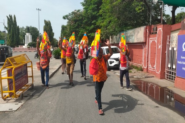 सावन शुरू होने के साथ ही आज से कावड़ यात्राएं भी शुरू हो गई है। कई लोगों ने गलता तीर्थ में डुबकी लगाने के बाद पवित्र जल से भगवान भोलेनाथ का जलाभिषेक किया। 