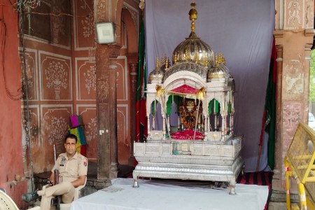 त्रिपोलिया गेट के बाहर रखा जयपुर के पूर्व राजघराने का सोने-चांदी का ताजिया।