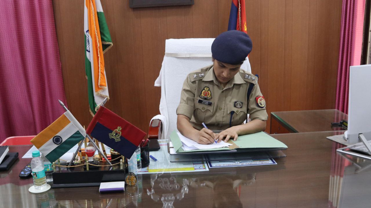 फर्रुखाबाद पुलिस अधीक्षक की बड़ी कार्रवाई, 21 पुलिस कर्मियों को किया गया लाइन
हाजिर