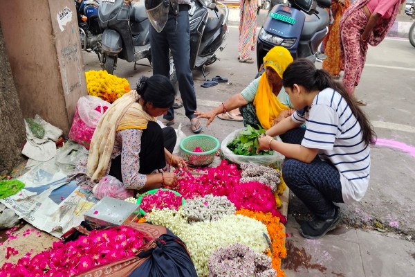 मंदिरों के बाहर आक, धतुरा, बेलपत्र, दूध, फूलमाला पूजन सामग्री की दुकानें सज गई हैं। मंदिरों के आसपास पुलिस का इंतजाम किया गया है।

