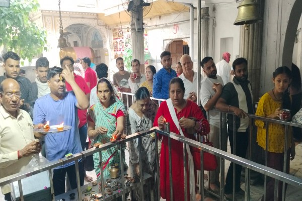 शहर के चौड़ा रास्ता स्थित ताड़केश्वर महादेव मंदिर में सूर्योदय से पहले ही श्रद्धालु पहुंच गए। भोलेनाथ की पूजा—अर्चना के लिए मंदिर में श्रद्धालुओं की भीड़ उमड़ रही है। 