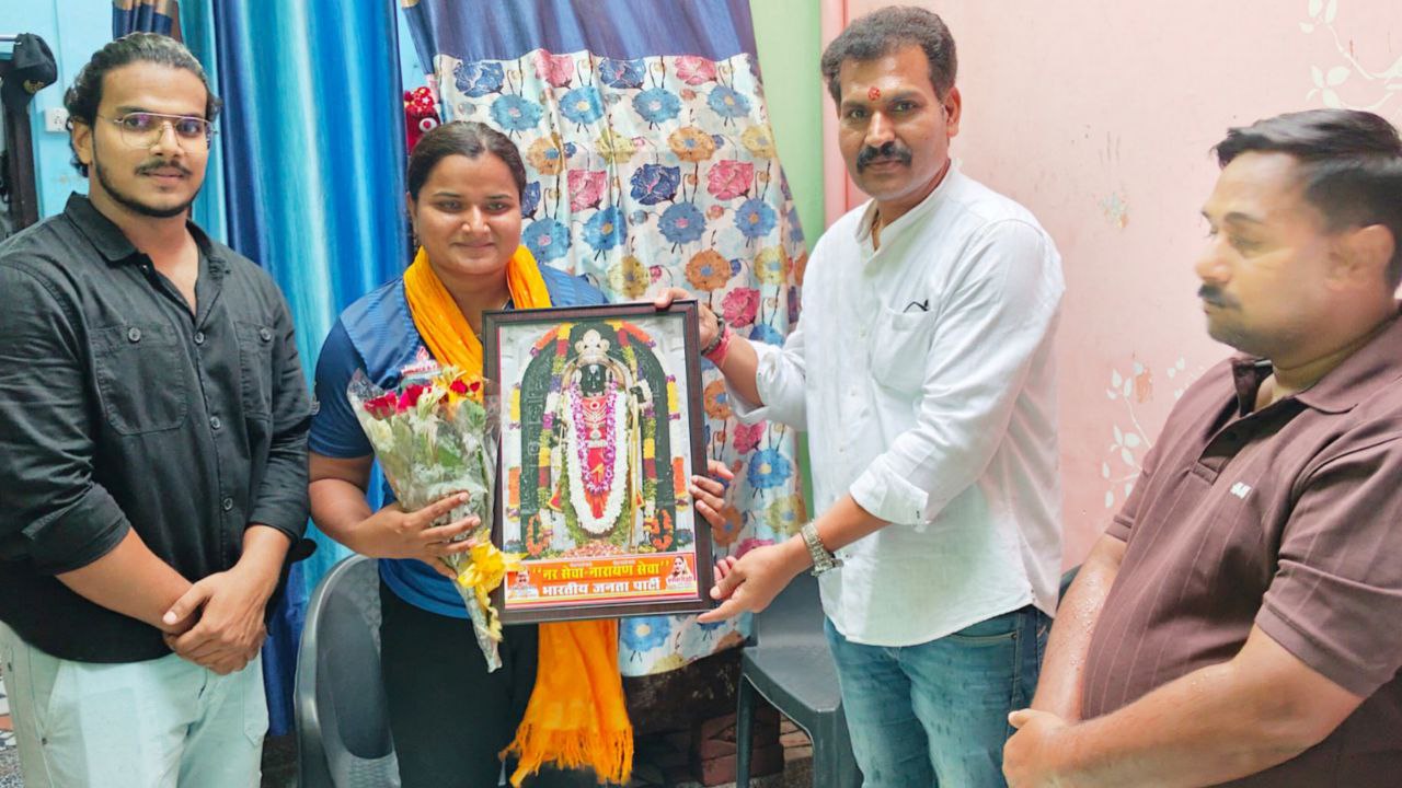 उन्नाव की बेटी निकिता वर्मा ने अमेरिका में आयोजित वर्ल्ड पुलिस गेम प्रतियोगिता
में जीता स्वर्ण पदक, की गईं सम्मानित