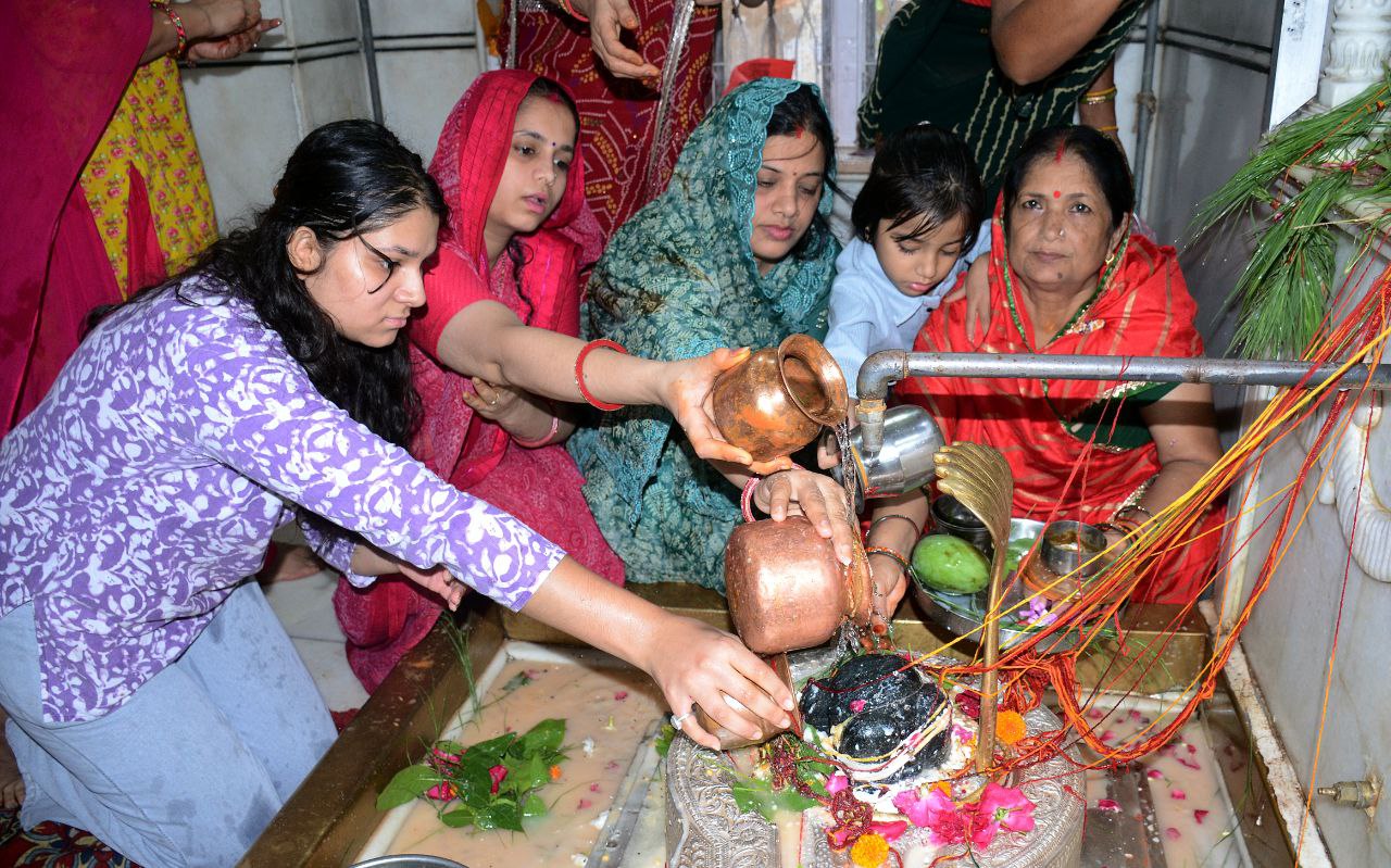 शहर में सावन के पहले सोमवार को शिवालयों में उमड़ी श्रद्धा