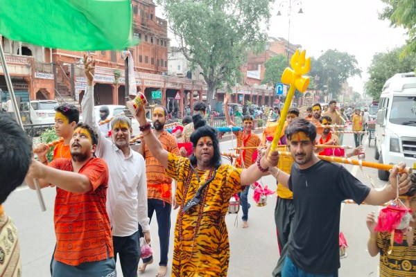 सावन में गलताजी के जल भरकर कांवड़िए गाजे-बाजे के साथ भोले बाबा के जयकारे लगाते आगे बढ़ रहे हैं। कांवड़ यात्री भगवान शिव के चरणों में जल चढ़ाएंगे।