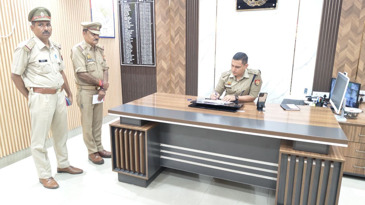 पुलिस अधीक्षक ने 5 सीओ का किया का स्थानांतरण, अजय सिंह सफीपुर के सीओ, दो दरोगा
निलंबित