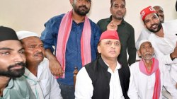 अखिलेश यादव की साधु संतों को चेतावनी, बोले- राजनीति में ना उलझे, डिप्टी सीएम को
बताया चौकीदार - image