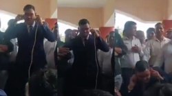 आईएएस अधिकारी ने कान पकड़कर उठक बैठक लगाई, वीडियो वायरल, धरना प्रदर्शन हुआ
समाप्त - image