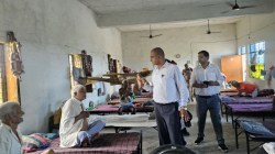 फर्रुखाबाद जिलाधिकारी ने वृद्धाश्रम पहुंचे, अनियमिताओं पर व्यक्त की नाराजगी - image