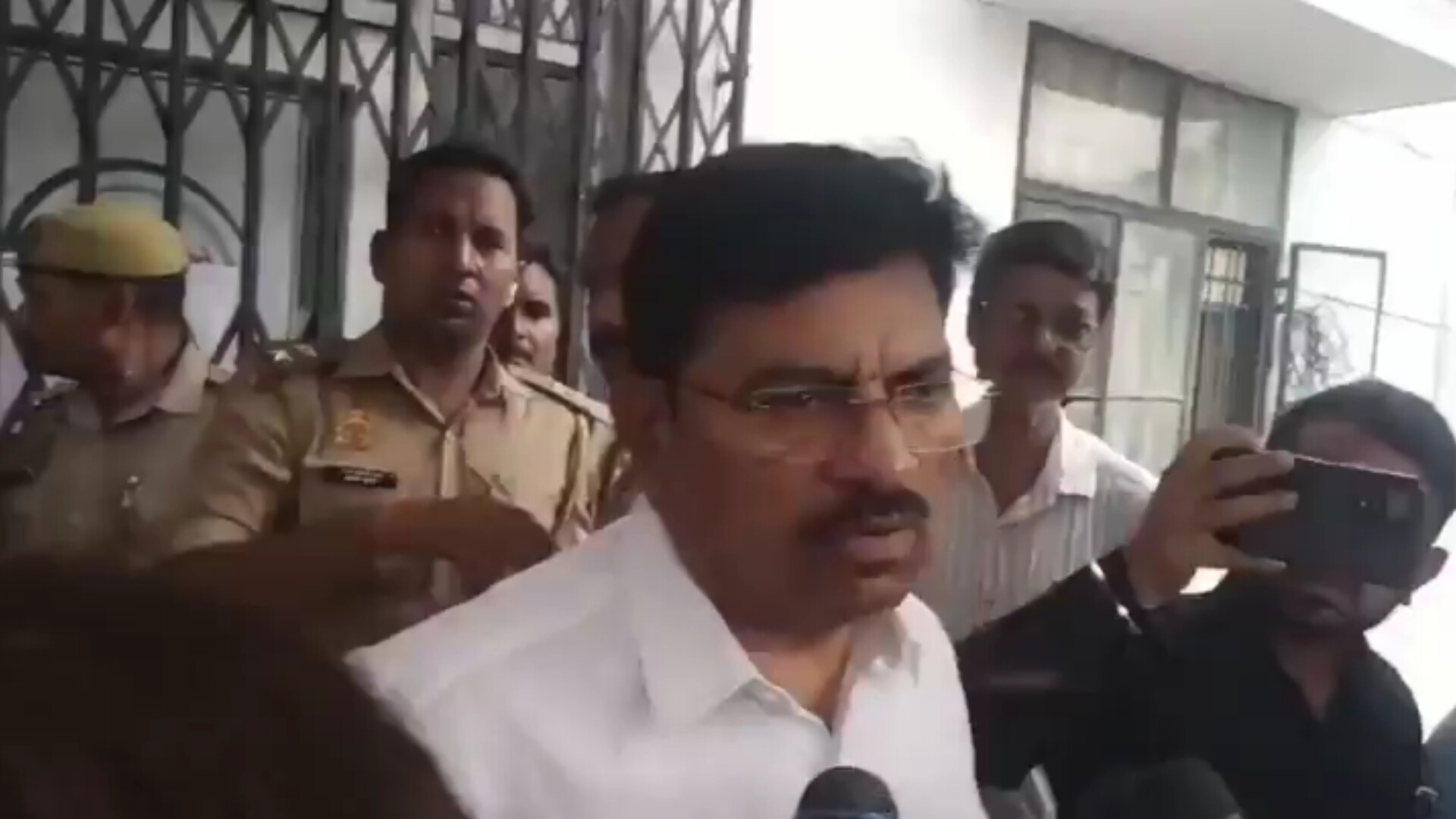 कानपुर में दो सीएमओ का विवाद: निलंबित सीएमओ डॉ हरिदत्त नेमी बोले- उन पर दबाव
बनाया गया