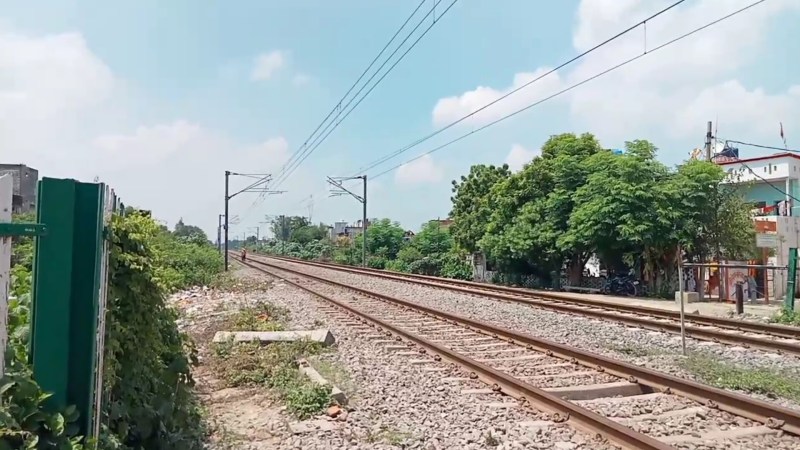 युवक-युवती का शव रेलवे ट्रैक के किनारे मिला (फोटो सोर्स- वीडियो ग्रैब)