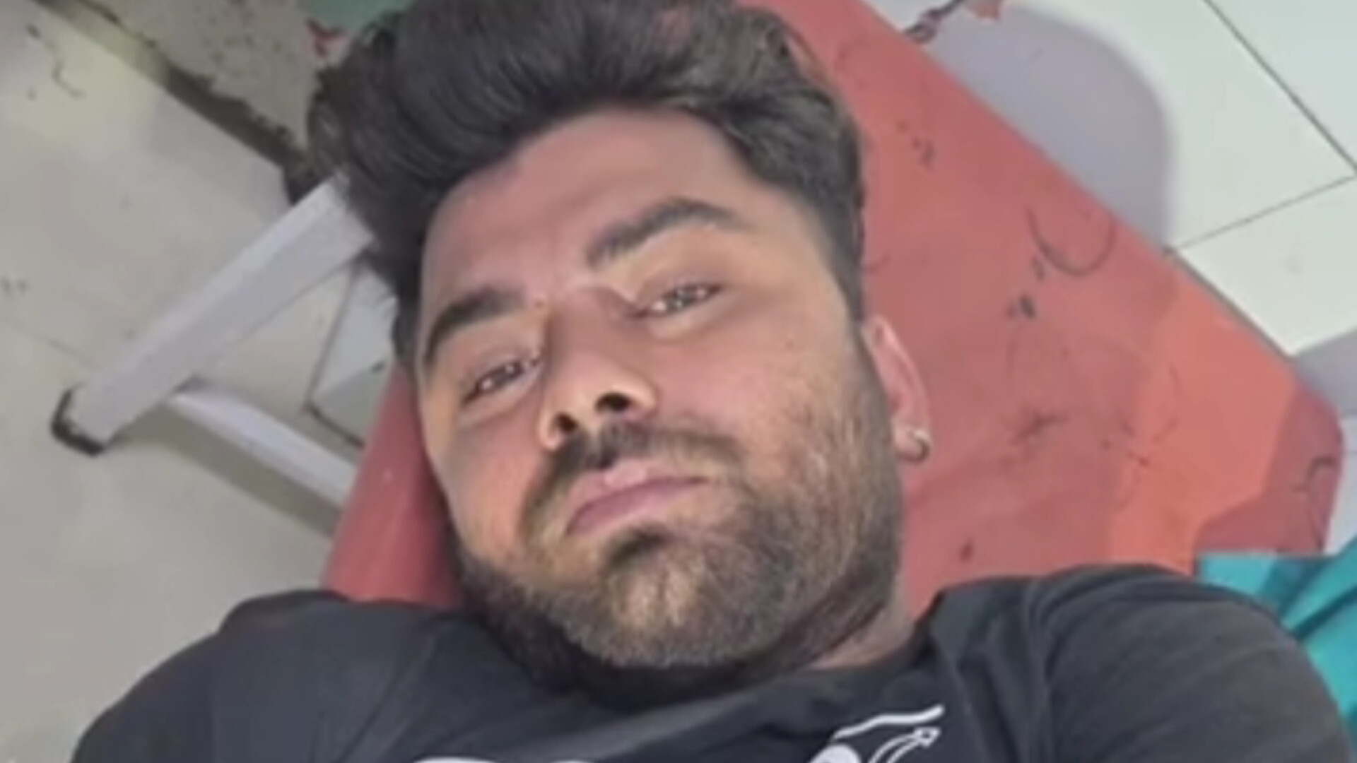 अस्पताल में भर्ती आरोपी (फोटो सोर्स- 'X' वीडियो ग्रैब)