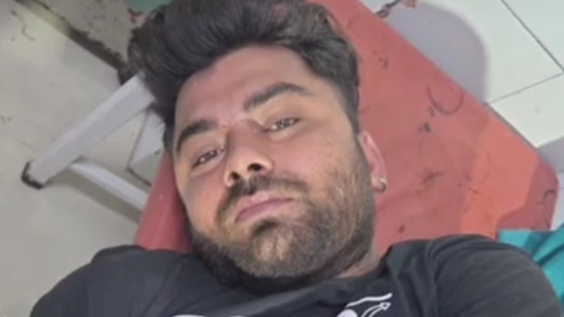 अस्पताल में भर्ती आरोपी (फोटो सोर्स- 'X' वीडियो ग्रैब)